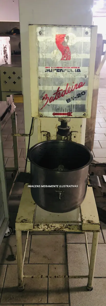 LOTE 002 - Uma batedeira industrial BT-20.