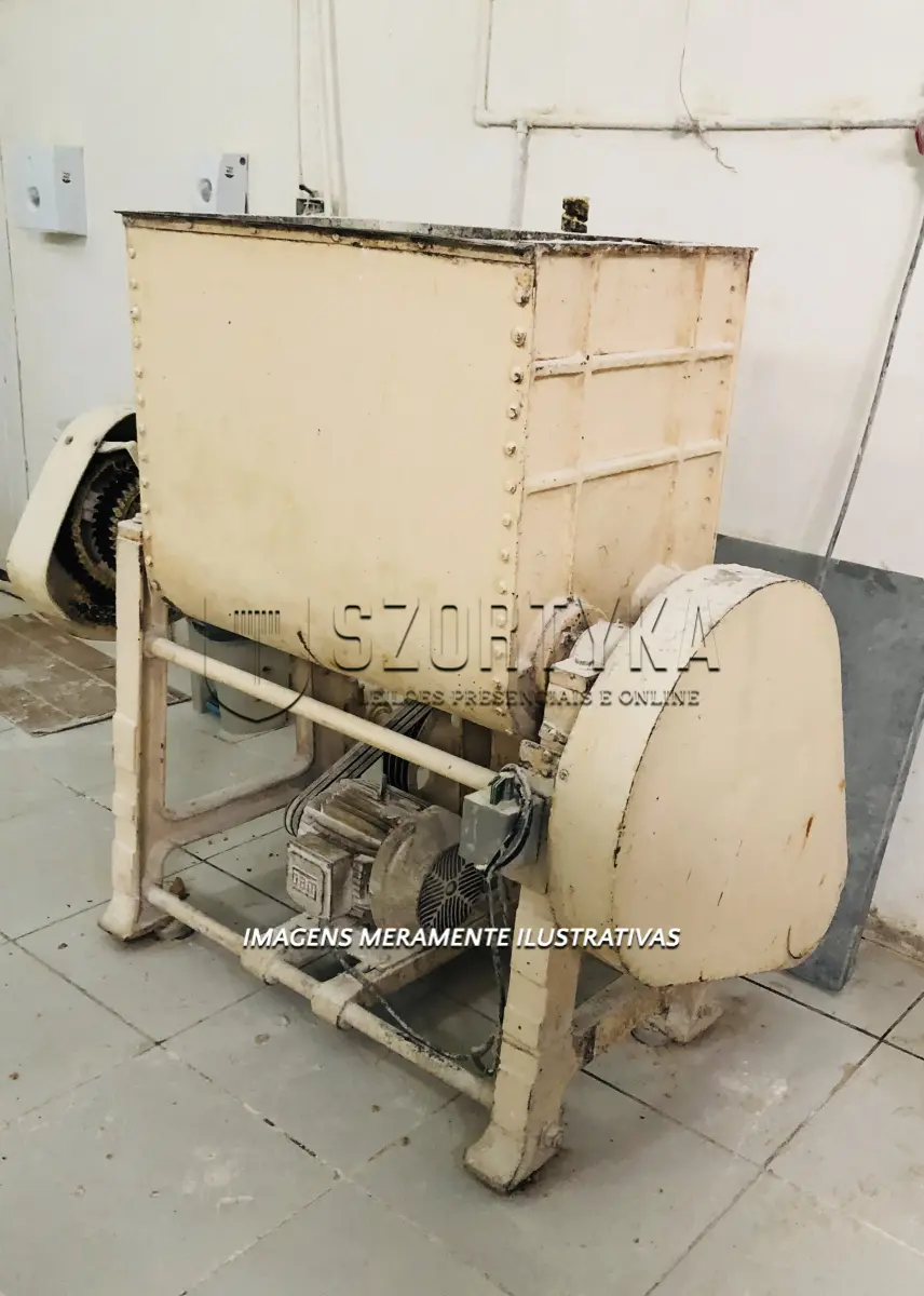 LOTE 002 - Duas masseiras, marca Irmãos Pinho, com capacidade para 150kg, com motor trifásico WEG de 8CV.