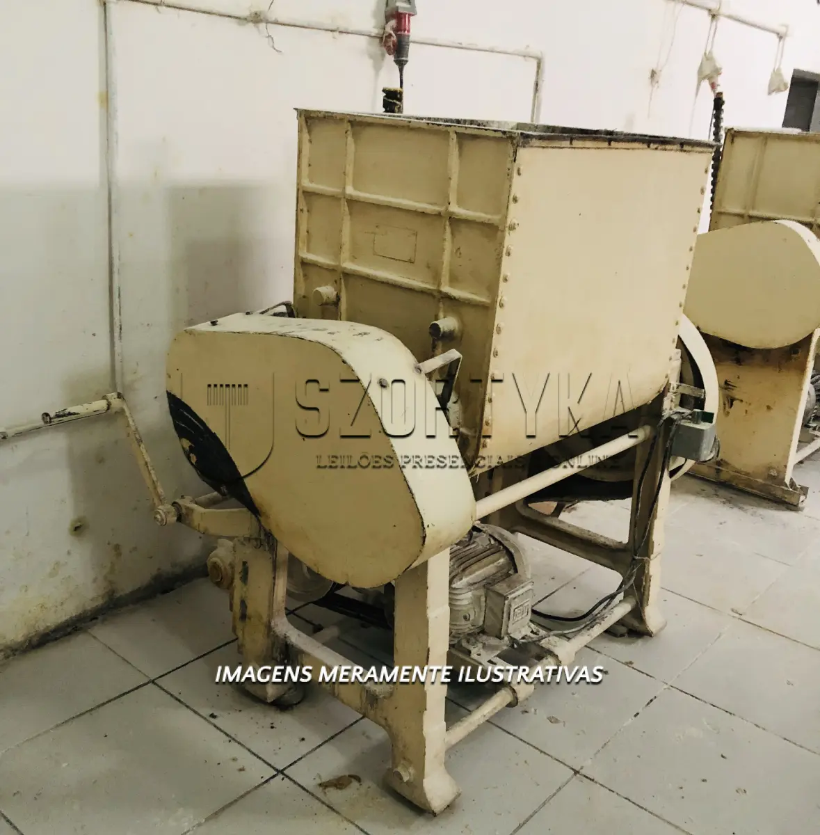 LOTE 002 - Duas masseiras, marca Irmãos Pinho, com capacidade para 150kg, com motor trifásico WEG de 8CV.