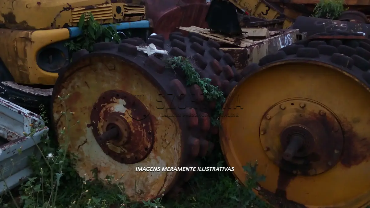 LOTE 005 - 01 Motoniveladora Caterpillar,  01 Trator Komatsu D155A-1 com Lâmina Construtora,  01 Trator Agrícola, 02 Rolos Compactador Vibratório, 01 Betoneira e 02 Caldeiras de Asfalto Rebocável.
