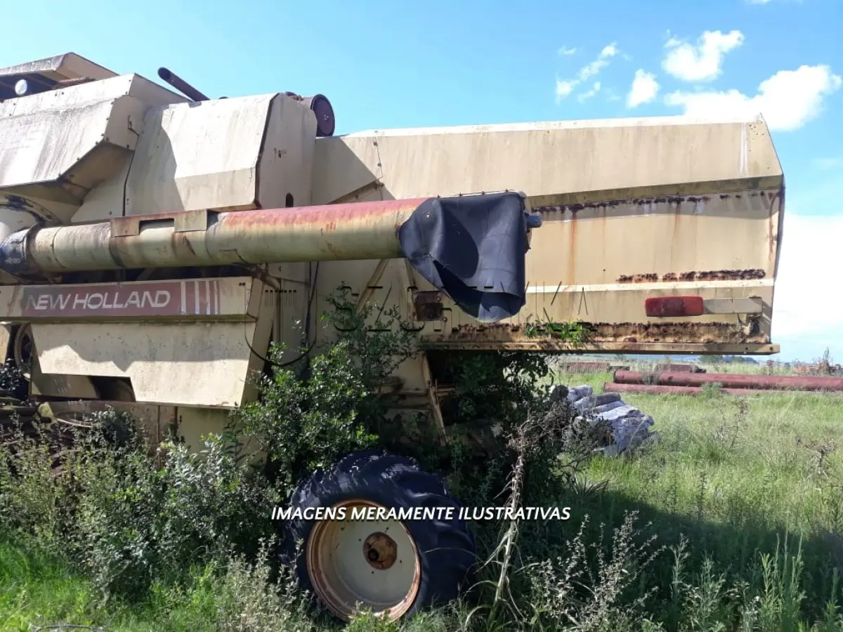 LOTE 001 - UMA COLHEITADEIRA NEW HOLLAND 8055