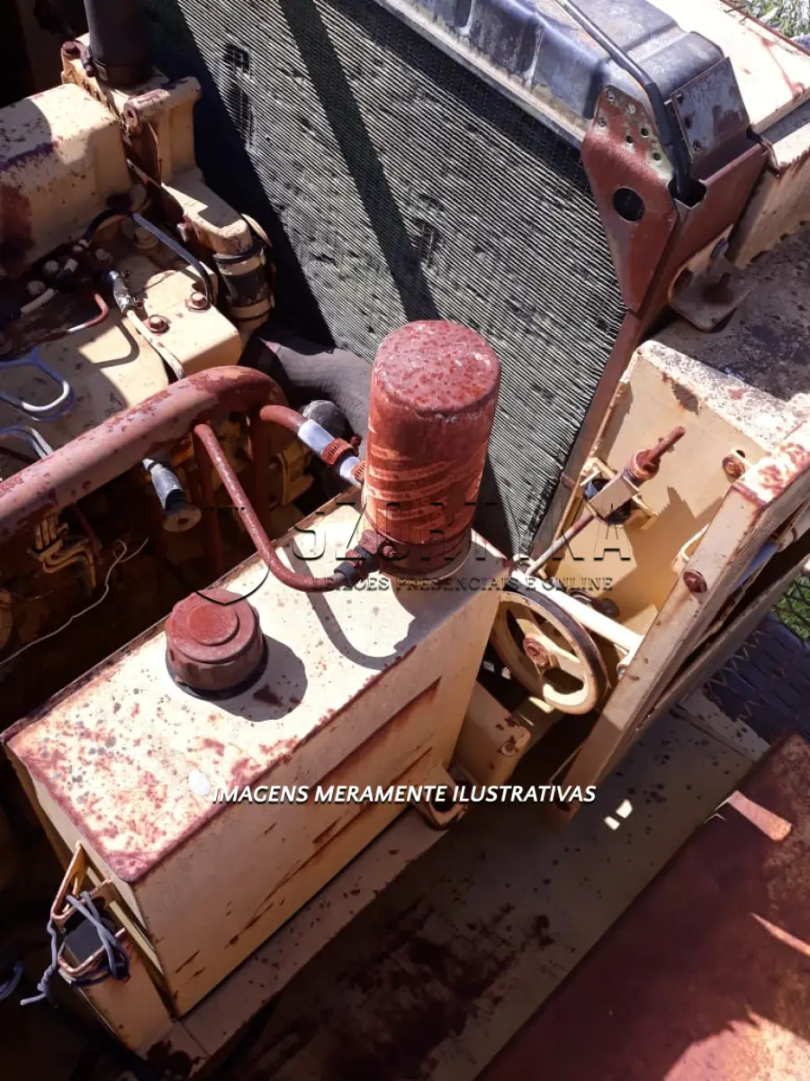 LOTE 001 - UMA COLHEITADEIRA NEW HOLLAND 8055