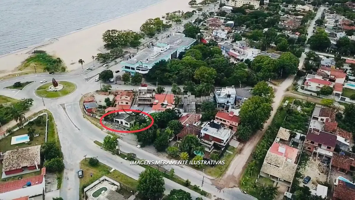 LOTE 001 - Leilão de uma casa na Praia do Laranjal em ótima localização