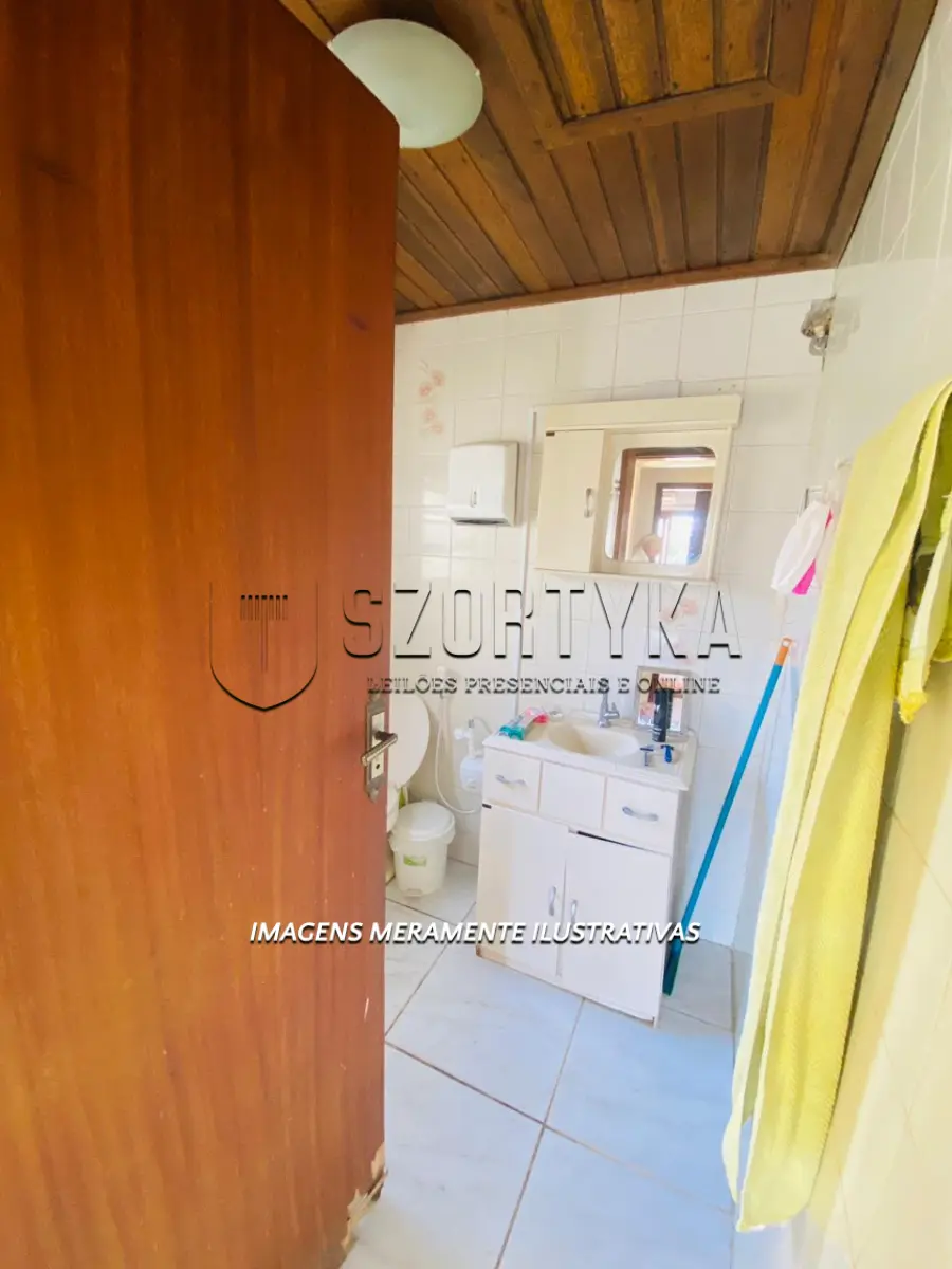 LOTE 001 - Leilão de uma casa na Praia do Laranjal em ótima localização