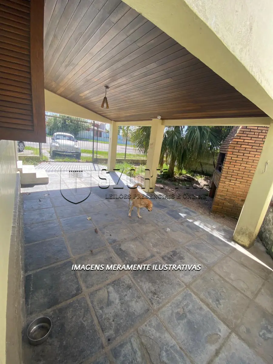 LOTE 001 - Leilão de uma casa na Praia do Laranjal em ótima localização