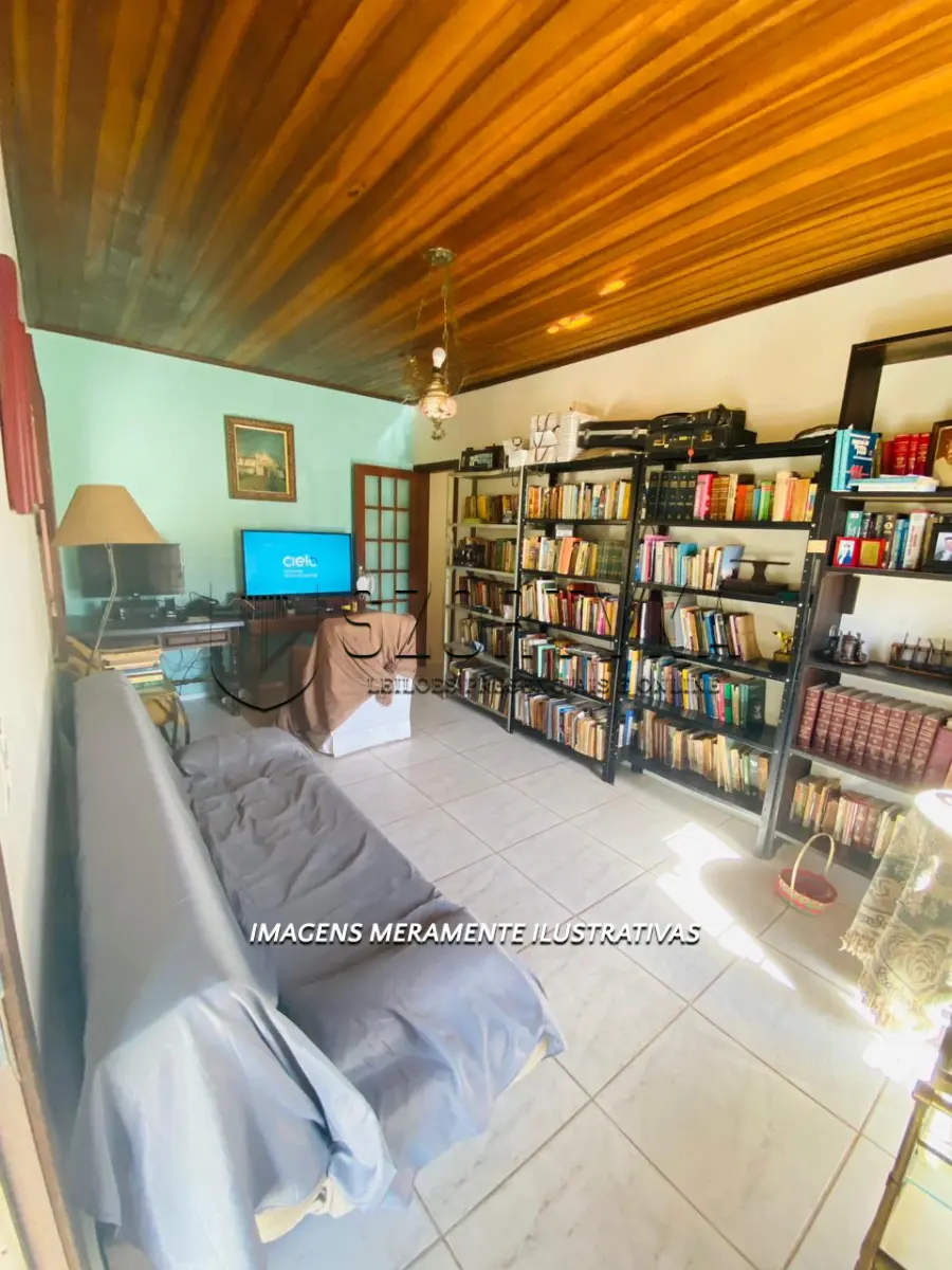 LOTE 001 - Leilão de uma casa na Praia do Laranjal em ótima localização