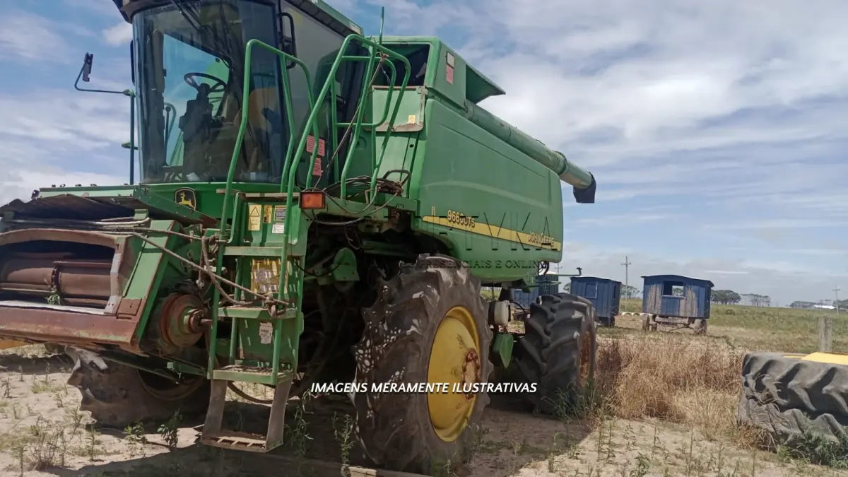 LOTE 001 - UMA COLHEITADEIRA JOHN DEERE 9660CTS2, 2003, 4X4, com plataforma de corte de 22 pés.