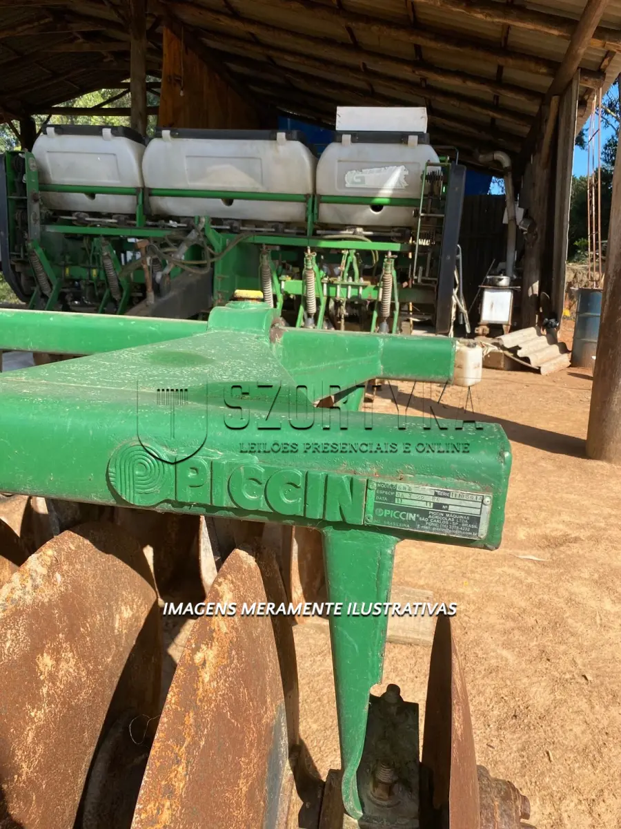 LOTE 001 - UMA GRADE COM 44 DISCOS, MARCA PICCIN