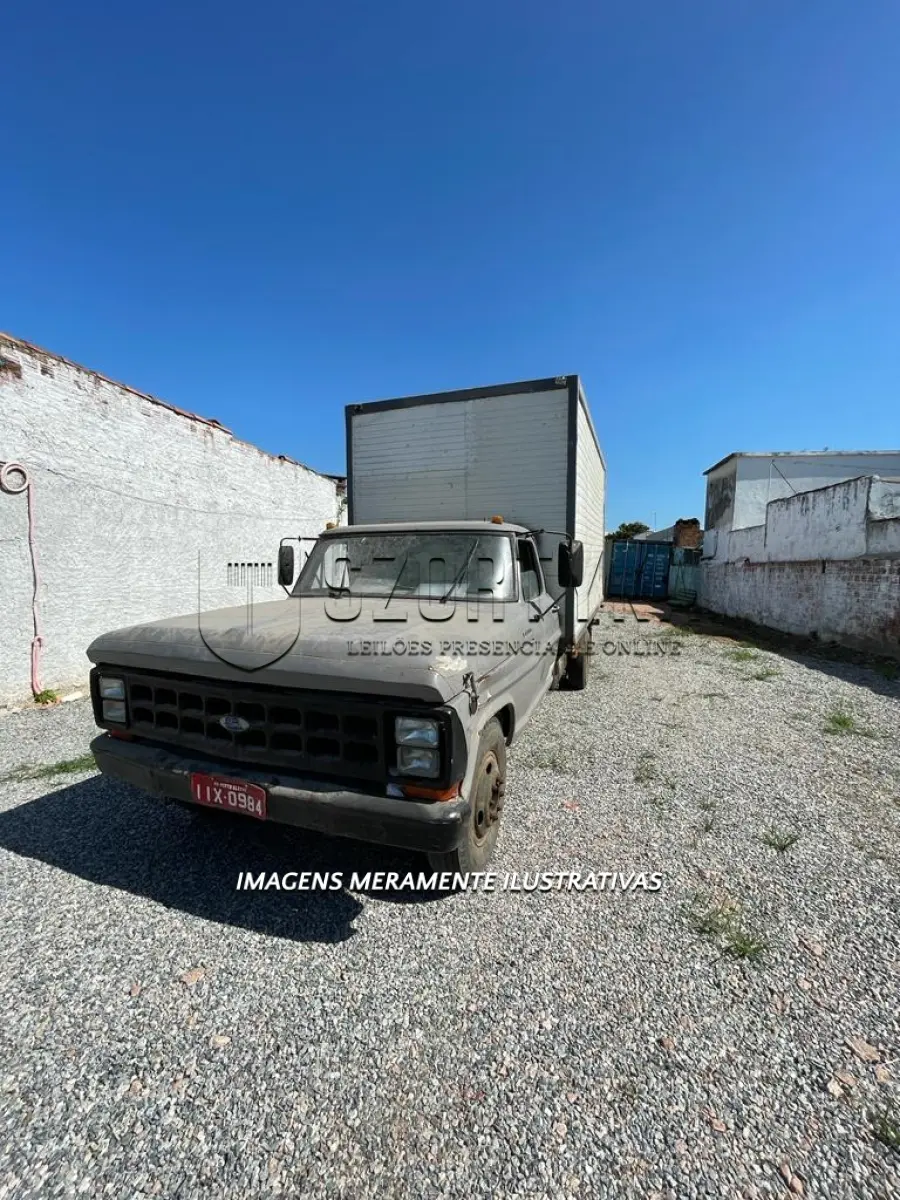 LOTE 003 - VEÍCULO FORD/F4000, ANO/MOD 1989/1989, COM BAÚ