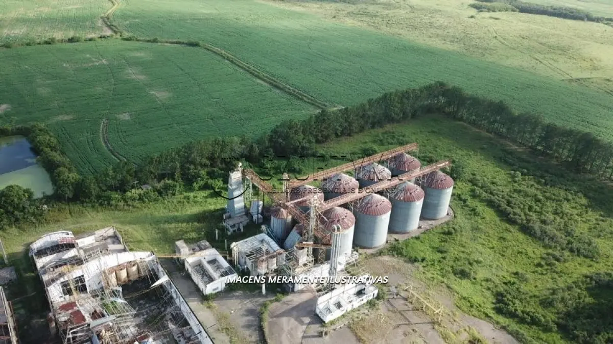 LOTE 003 - 08 SILOS