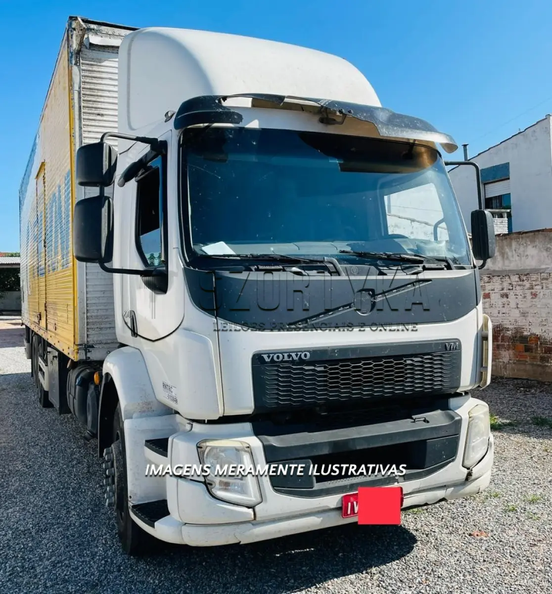LOTE 002 - VEÍCULO VOLVO/VM 270 6X2R, ANO/MOD 2014/2014, COM BAÚ