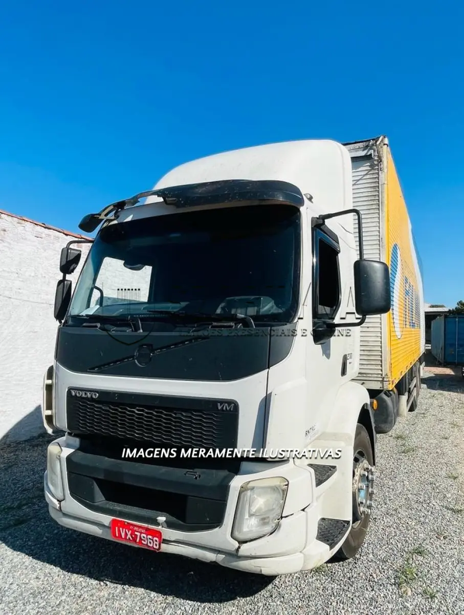 LOTE 002 - VEÍCULO VOLVO/VM 270 6X2R, ANO/MOD 2014/2014, COM BAÚ