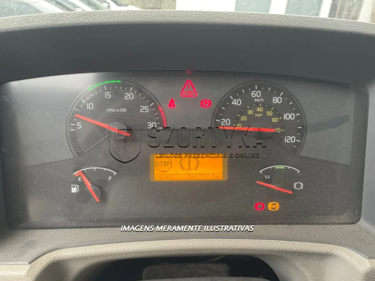 LOTE 001 - VEÍCULO VOLVO/VM 270 6X2R, ANO/MOD 2014/2014