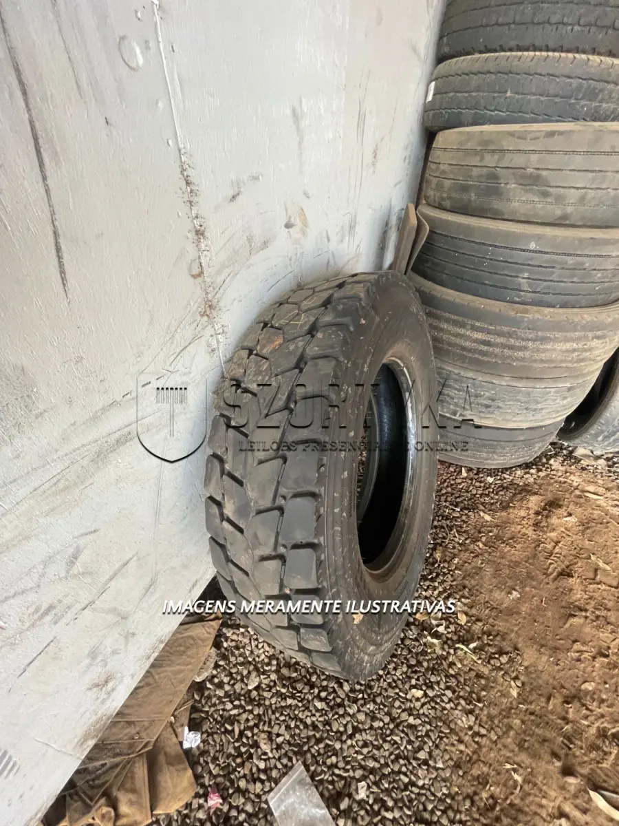LOTE 010 - 52 CARCAÇAS DE PNEUS PARA RECAPAGEM