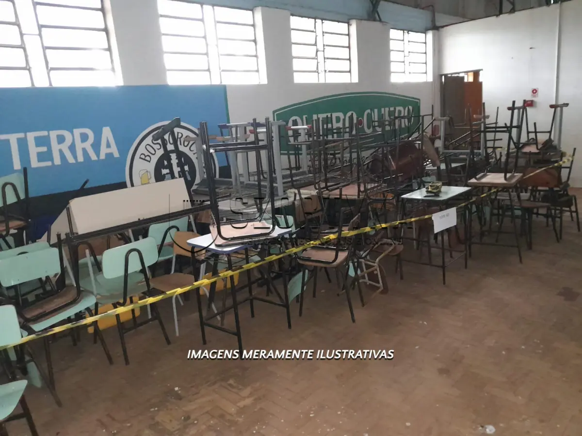 LOTE 002 - SUCATAS DE CADEIRAS E CARTEIRAS ESCOLARES