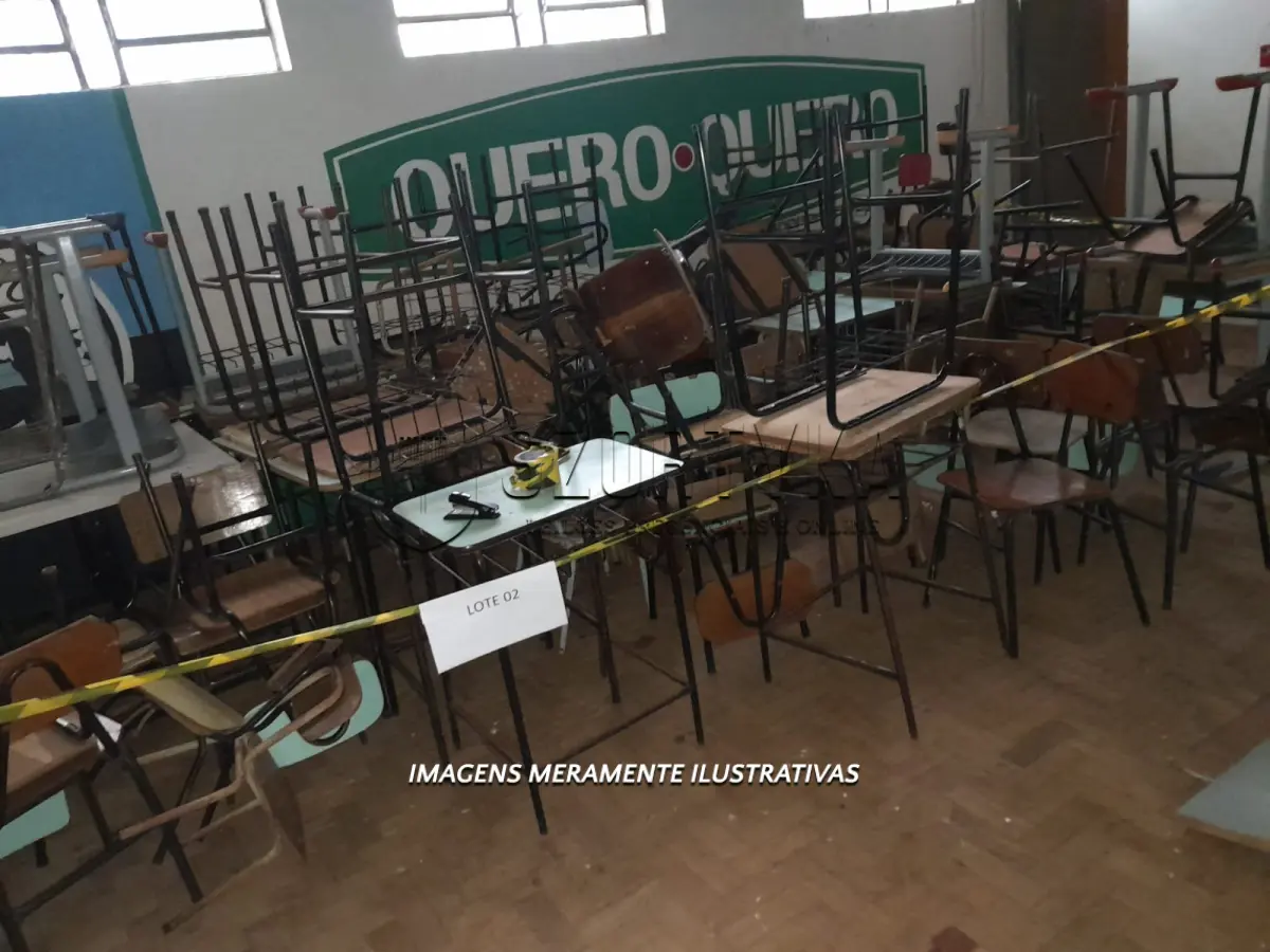 LOTE 002 - SUCATAS DE CADEIRAS E CARTEIRAS ESCOLARES