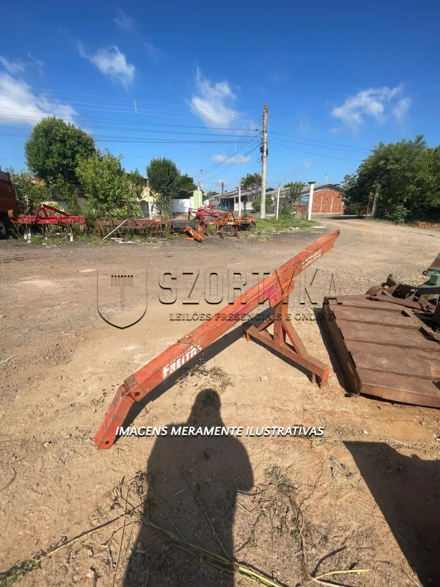 LOTE 012 - GUINDASTE PARA TRATOR CAPAC. 1TON
