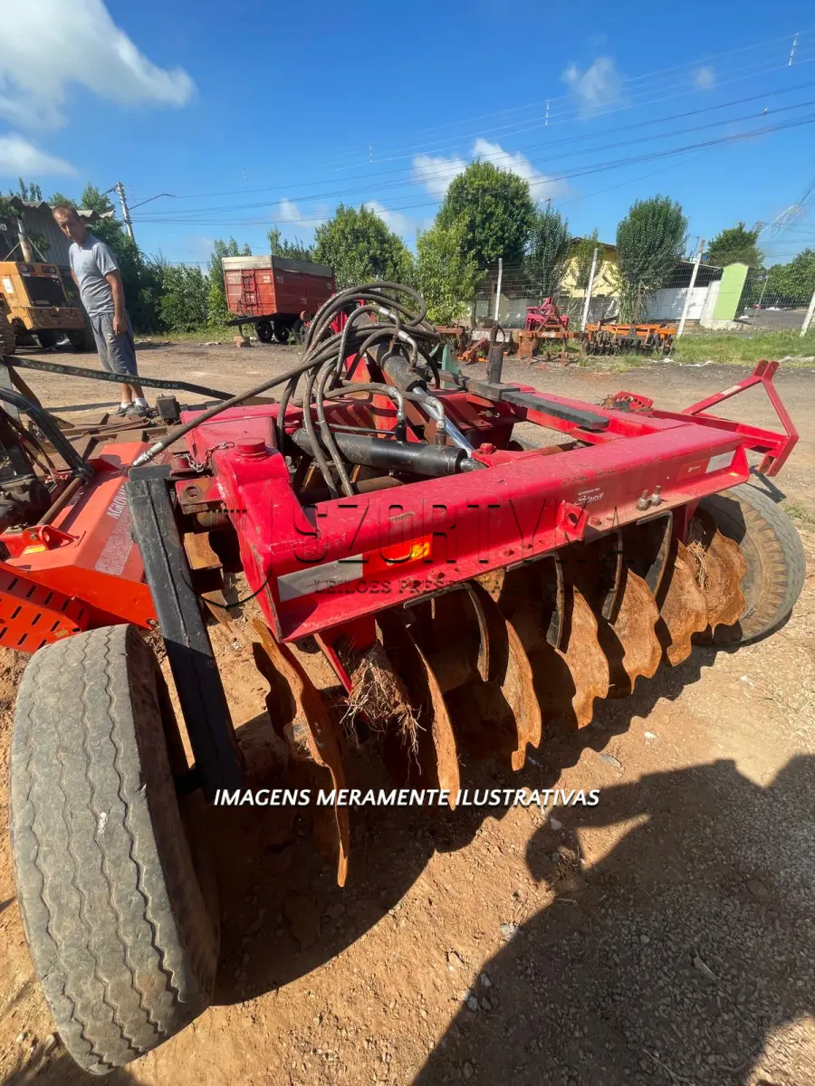 LOTE 017 - GRADE ARADORA COM CONTROLE REMOTO,14 DISCOS COM 24 POLEGADAS