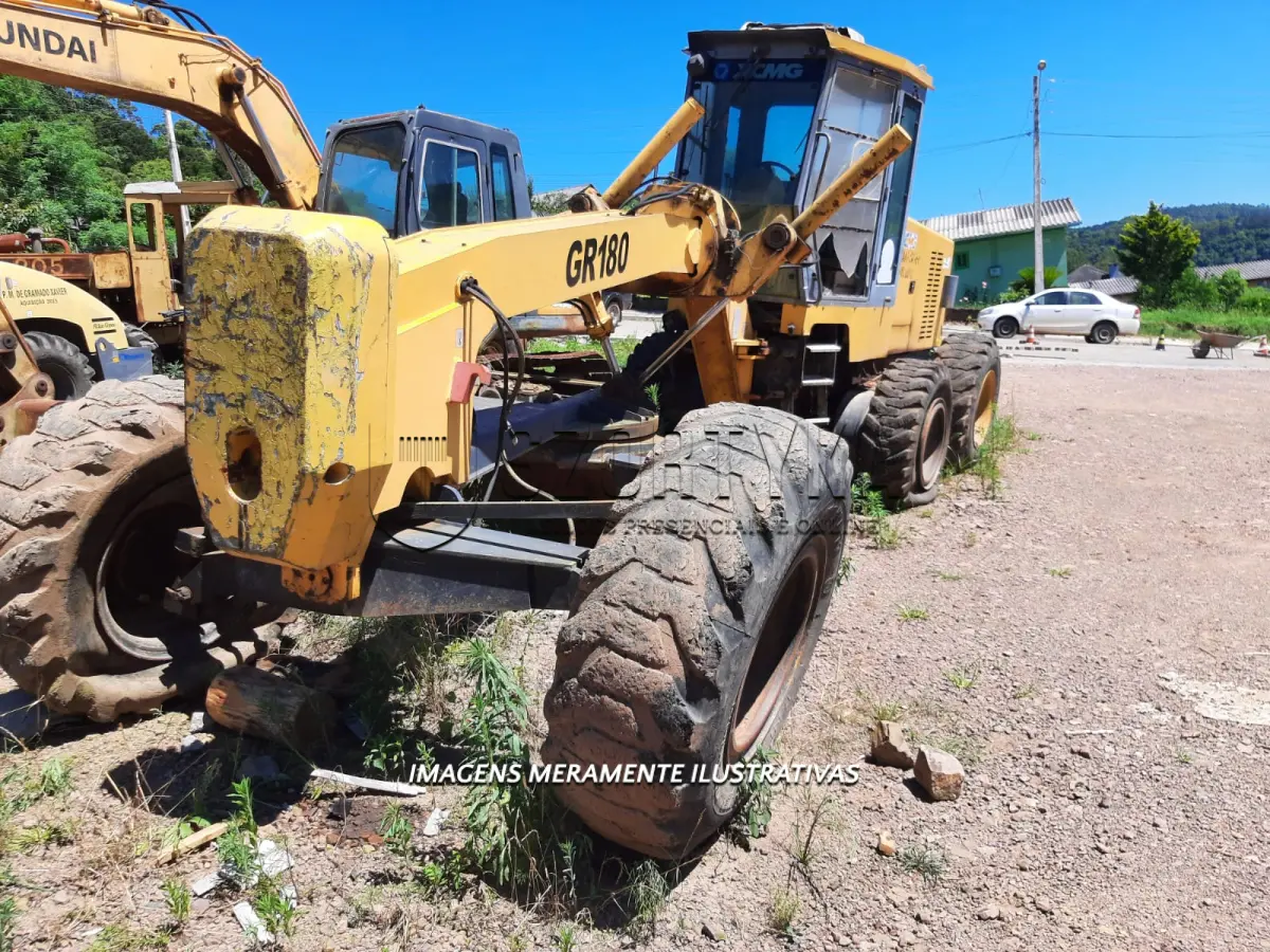 LOTE 006 - Uma motoniveladora motor Grader GR 180 Eco Tronic H