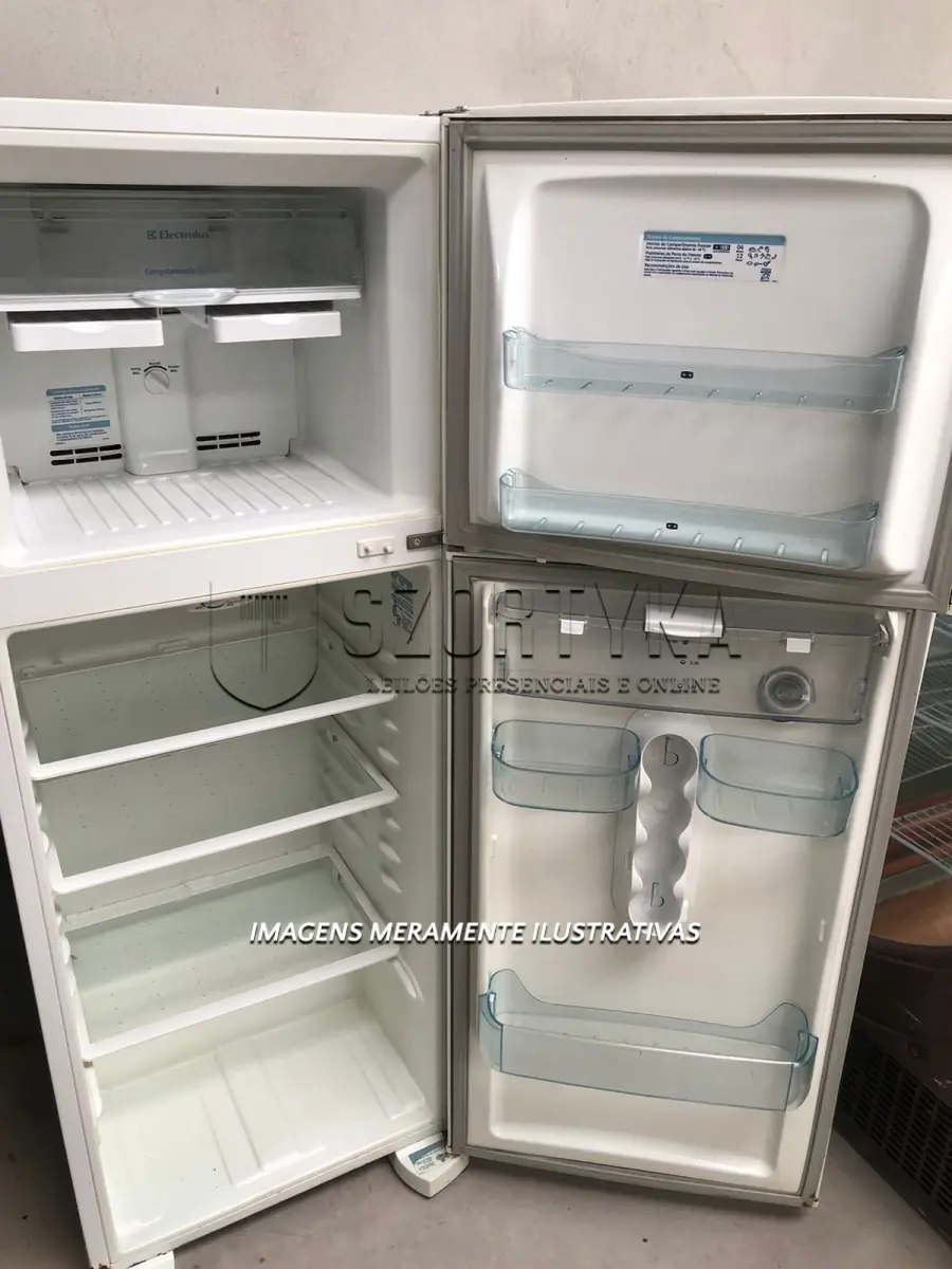 LOTE 013 - Uma geladeira duplex branca, marca Electrolux