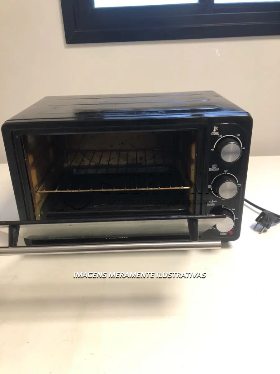 LOTE 012 - Um forno elétrico preto, marca Nappo