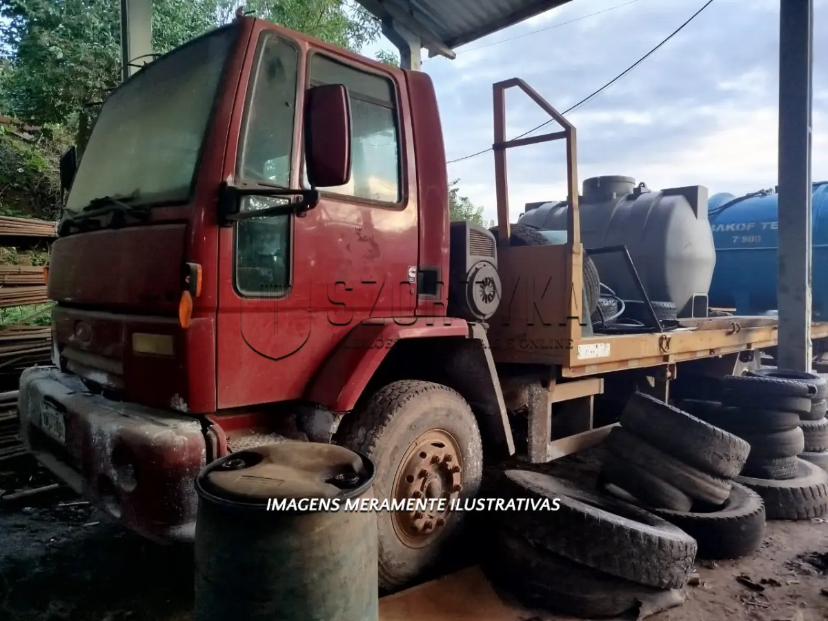 LOTE 010 - Um caminhão Ford modelo Cargo 1622, 2001, diesel, carroceria prancha.
