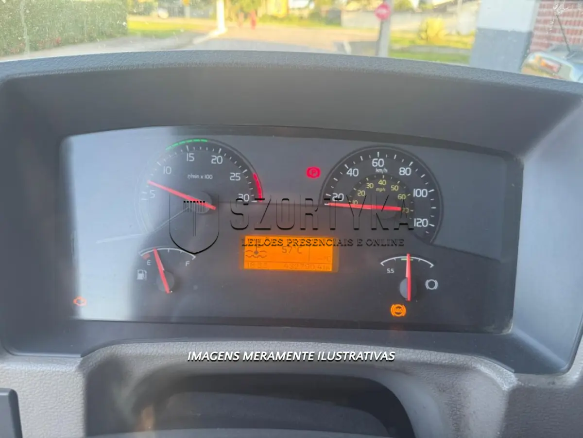 LOTE 002 - 01 (UM) VEÍCULO CAMINHÃO VOLVO/VM 270 4X2R, FAB/MOD 2014/2015