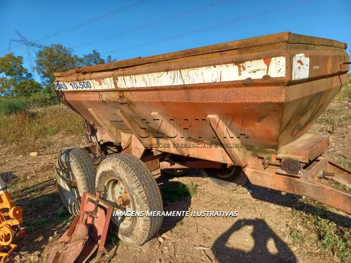 LOTE 010 - DISTRIBUIDOR DE ADUBO ORGÂNICO SÓLIDO IAC, CAPACIDADE 5.25 MT3, RODADO TANDEN ARO 20, DISCO TRASEIRO DUPLO, 2017