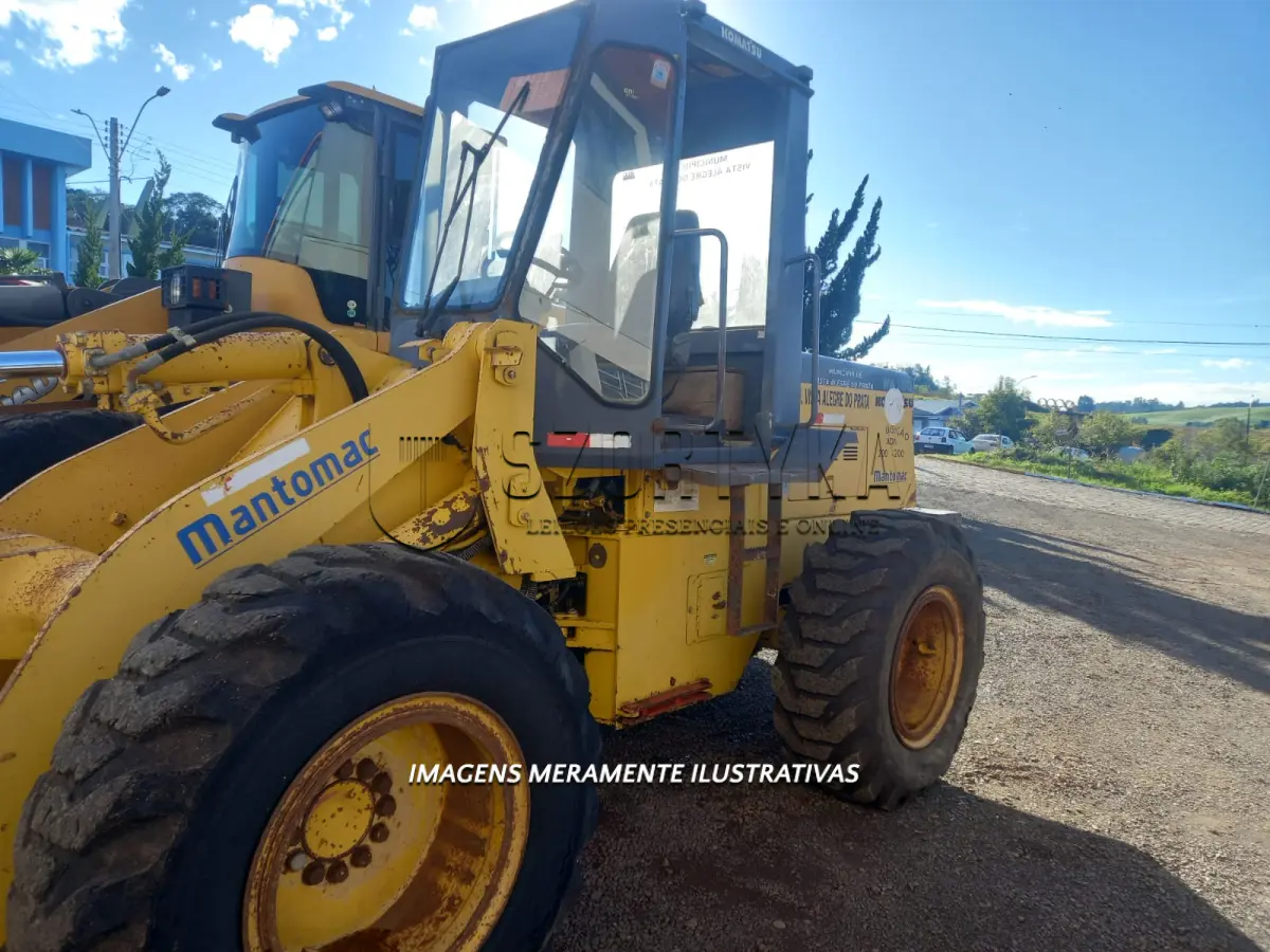 LOTE 001 - CARREGADEIRA MARCA KOMATSU, MODELO WA 180 DIESEL, 2009