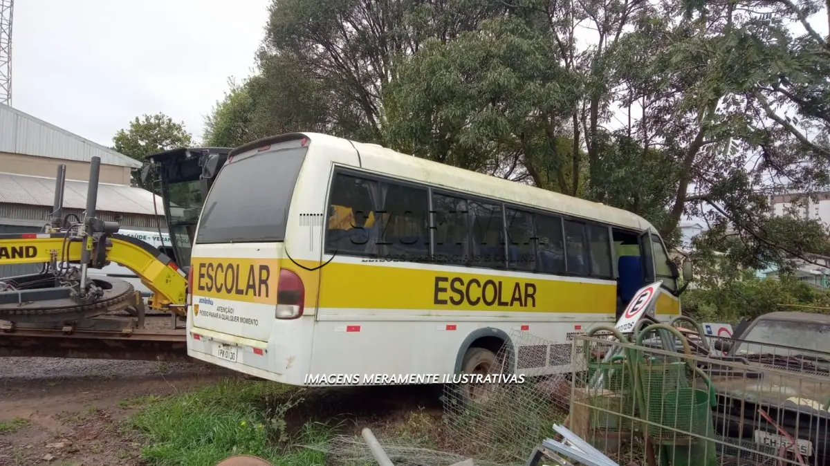LOTE 001 - ÔNIBUS MARCOPOLO/VOLARE W8 ESC, PLACAS IPK0130, ANO/MOD 2008/2009, DE COR BRANCA, LOTAÇÃO PARA 32 PASSAGEIROS.