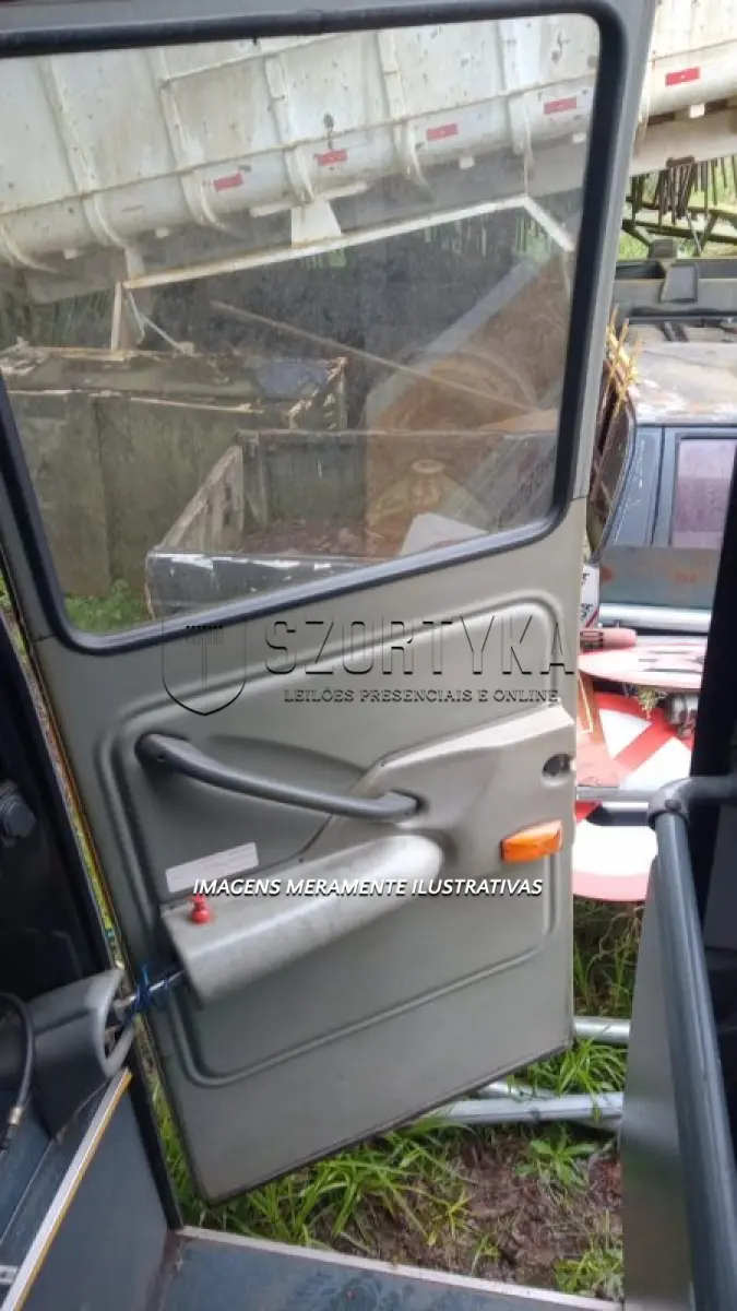 LOTE 001 - ÔNIBUS MARCOPOLO/VOLARE W8 ESC, PLACAS IPK0130, ANO/MOD 2008/2009, DE COR BRANCA, LOTAÇÃO PARA 32 PASSAGEIROS.