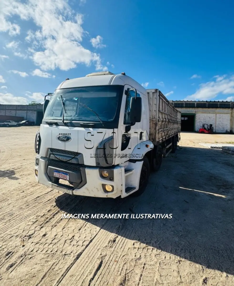 LOTE 002 - Ford/Cargo 2428 CNL, placas ITB9H80, ano/modelo 2011/2012, cor branca, 4 eixos, carroceria aberta.