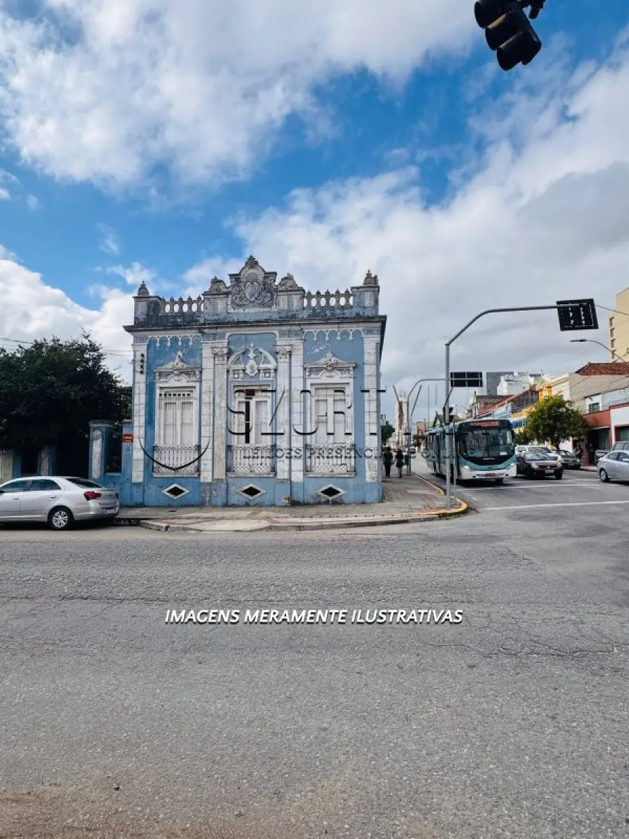LOTE 001 - PRÉDIO CLÁSSICO EM ESQUINA NOBRE NO CENTRO DA CIDADE