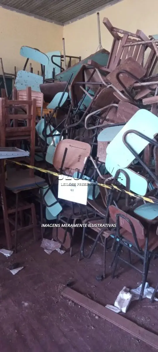 LOTE 007 - CADEIRAS E MESAS ESCOLARES