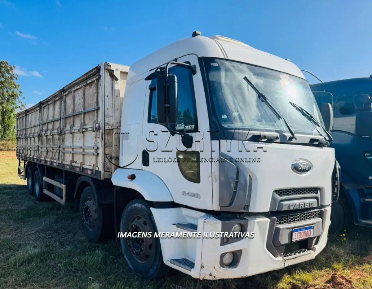 LOTE 002 - Ford/Cargo 2428 CNL, placas ITB9H80, ano/modelo 2011/2012, cor branca, 4 eixos, carroceria aberta.