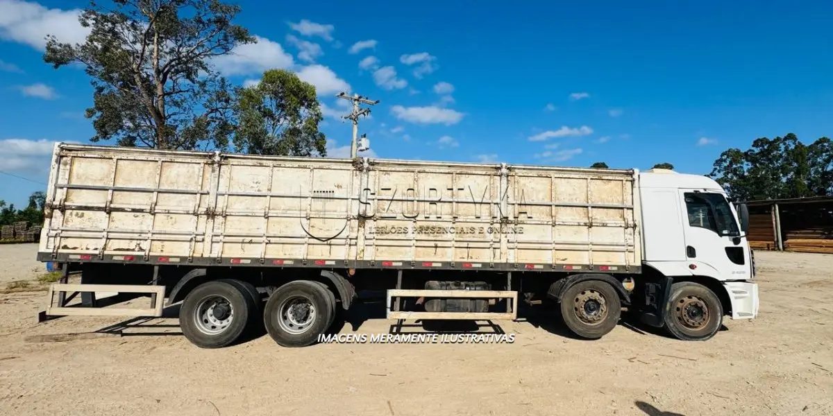 LOTE 002 - Ford/Cargo 2428 CNL, placas ITB9H80, ano/modelo 2011/2012, cor branca, 4 eixos, carroceria aberta.