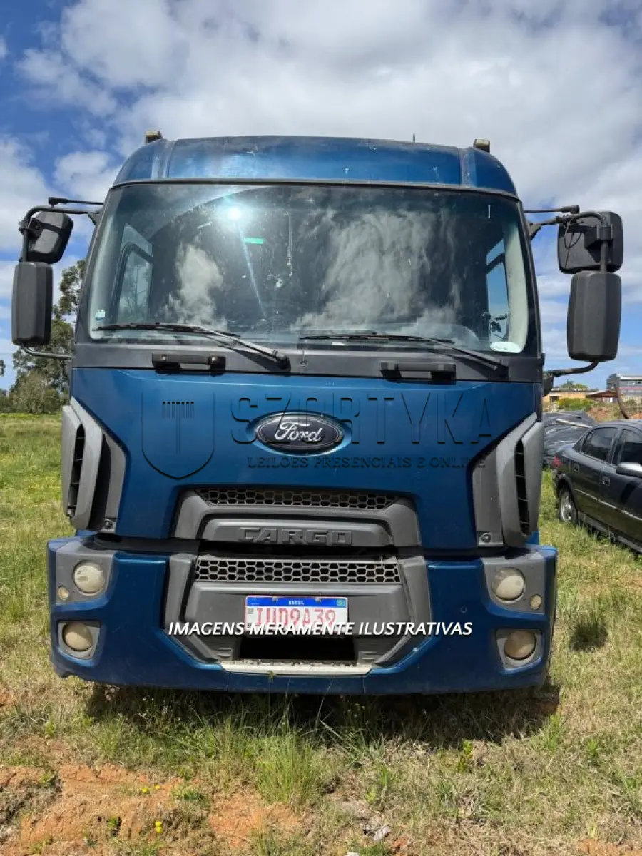 LOTE 001 - Ford/Cargo 2429 L, placas IUD9A39, ano/modelo 2013/2013, cor azul, diesel, 4 eixos, carroceria basculante/cabine estendida.