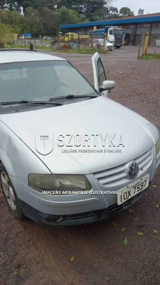 LOTE 009 - VEÍCULO VW/SAVEIRO 1.6, ANO/MOD 2008/2009, COR PRATA, PLACAS IOX7597.