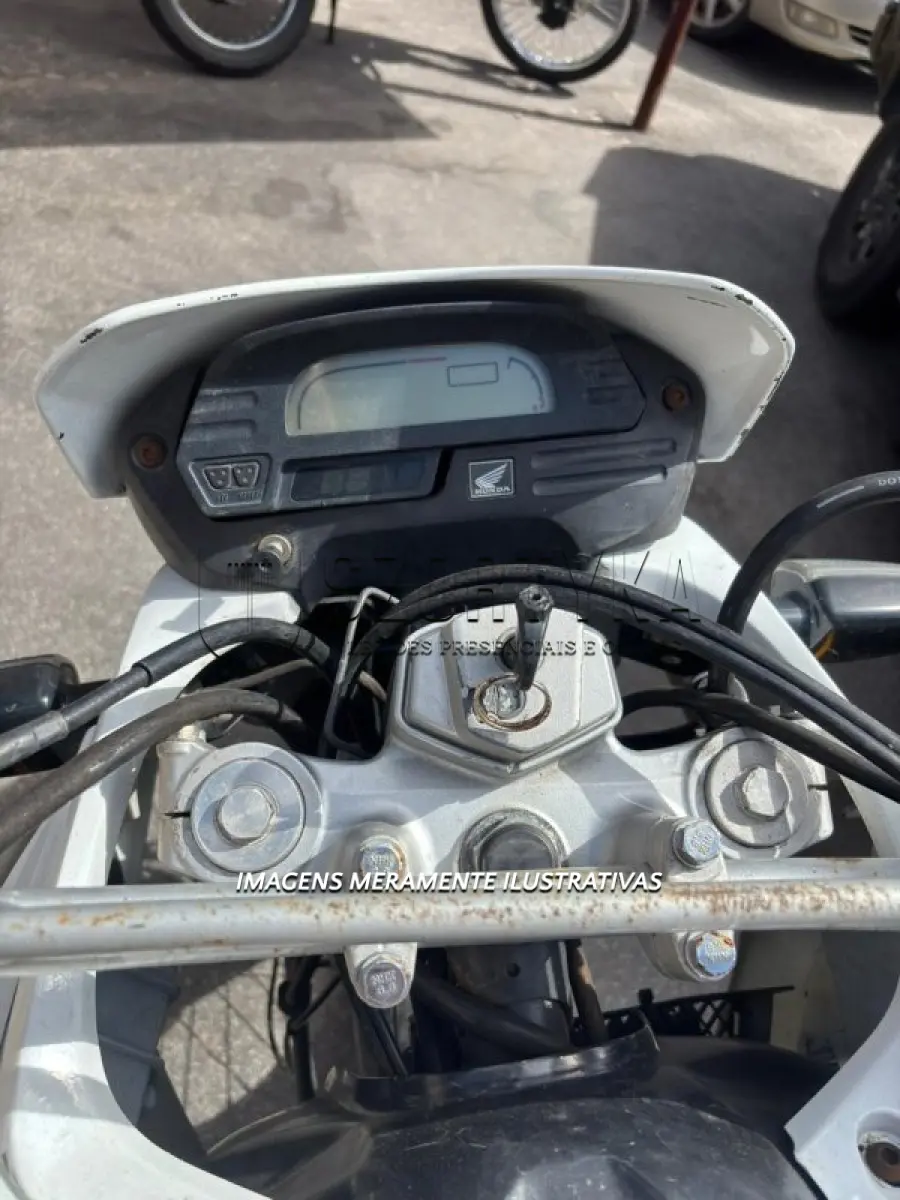LOTE 042 - HONDA/XRE 300 - PLACA: IWA1481