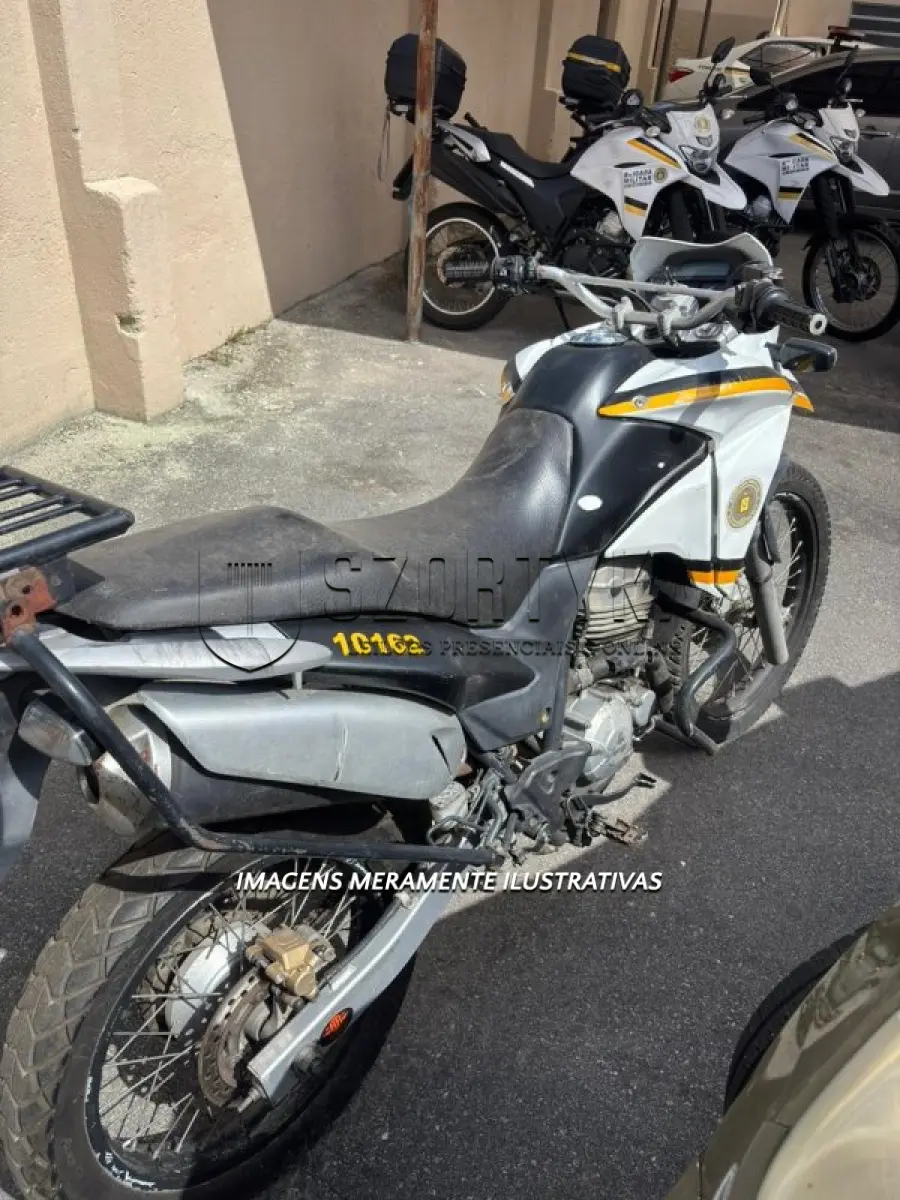 LOTE 042 - HONDA/XRE 300 - PLACA: IWA1481