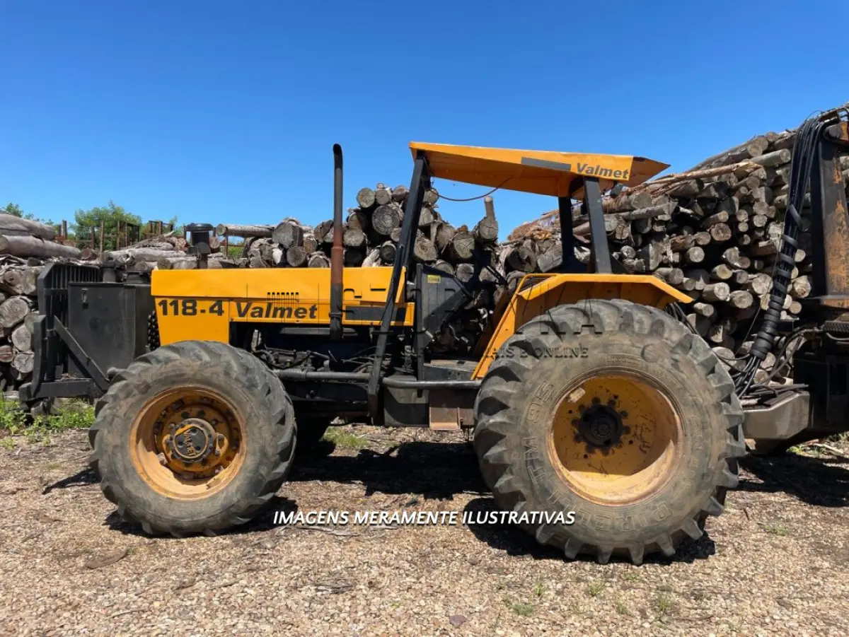 LOTE 001 - TRATOR VALTRA/VALMET 118 4X4 COM GRUA E CARRETA FLORESTAL
