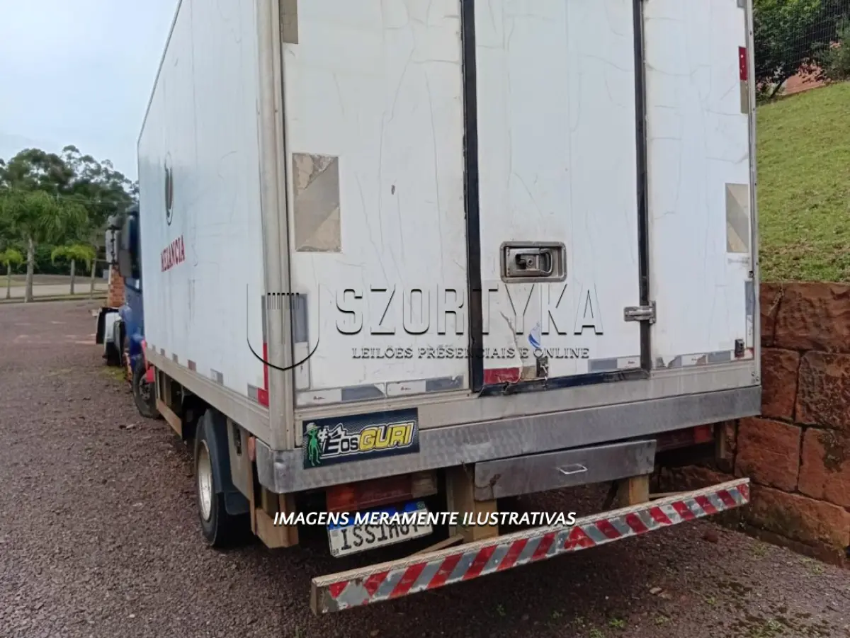 LOTE 001 - CAMINHÃO MERCEDES-BENZ/710, 2011, PLACAS ISS1H87, COR VERMLHA, COM BAÚ REFRIGERADO
