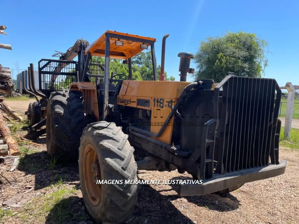 LOTE 001 - TRATOR VALTRA/VALMET 118 4X4 COM GRUA E CARRETA FLORESTAL