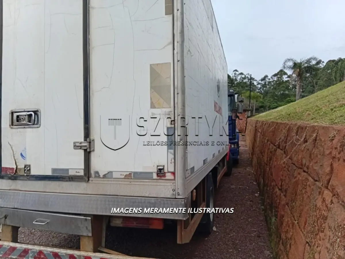 LOTE 001 - CAMINHÃO MERCEDES-BENZ/710, 2011, PLACAS ISS1H87, COR VERMLHA, COM BAÚ REFRIGERADO
