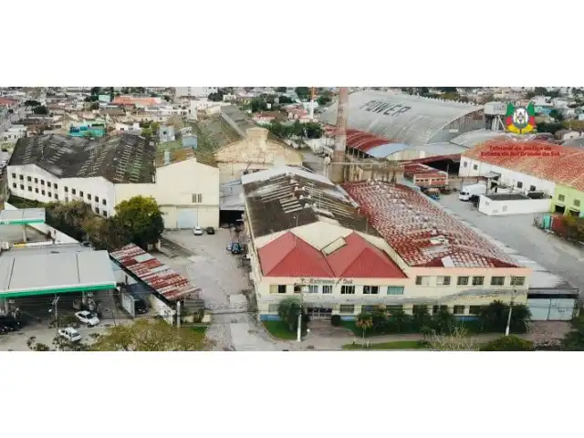 Leilão de um conjunto de prédios edificados em terreno com 14.444, 57 m² na Praça Vinte de Setembro em Pelotas.