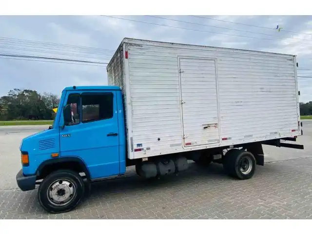 LEILÃO DE UM MERCEDES BENZ/710, 2002