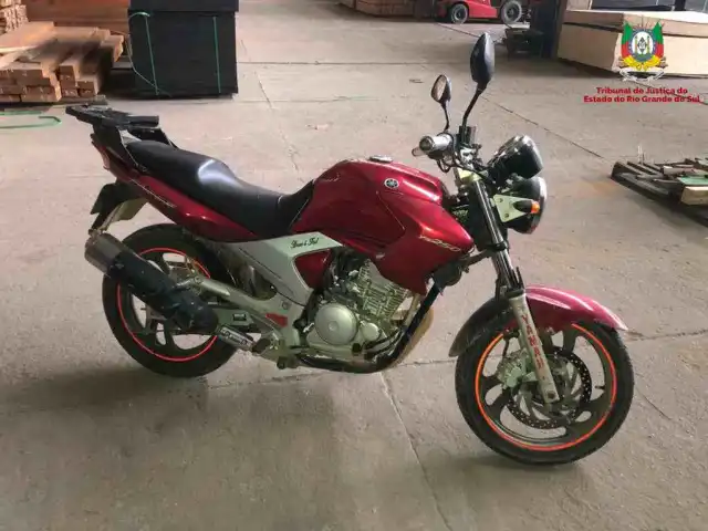 LEILÃO DE UMA MOTOCICLETA YAMAHA/FAZER YS250, ANO/MOD 2007