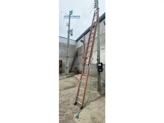 LEILÃO DE DUAS ESCADAS EXTENSÍVEIS, MARCA W.BERTOLO
