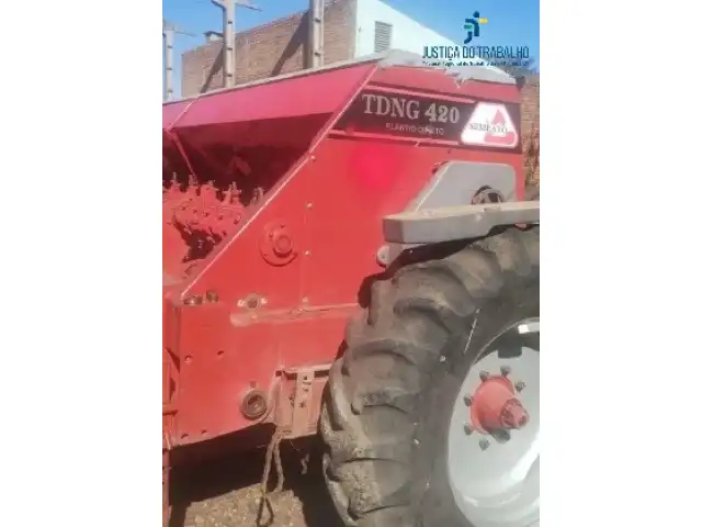 VENDA DIRETA DE UMA PLANTADEIRA MARCA SEMEATO, MODELO TDNG 420, DE PLANTIO DIRETO, 26 LINHAS, COR VERMELHA