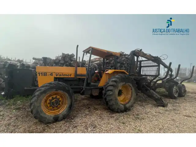 LEILÃO DE TRATOR VALTRA/VALMET 118 4X4 COM GRUA E CARRETA FLORESTAL